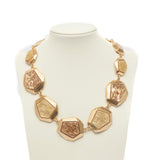 Collana dorata con pietre irregolari.