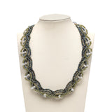 Collana girocollo con gradazioni di verde.