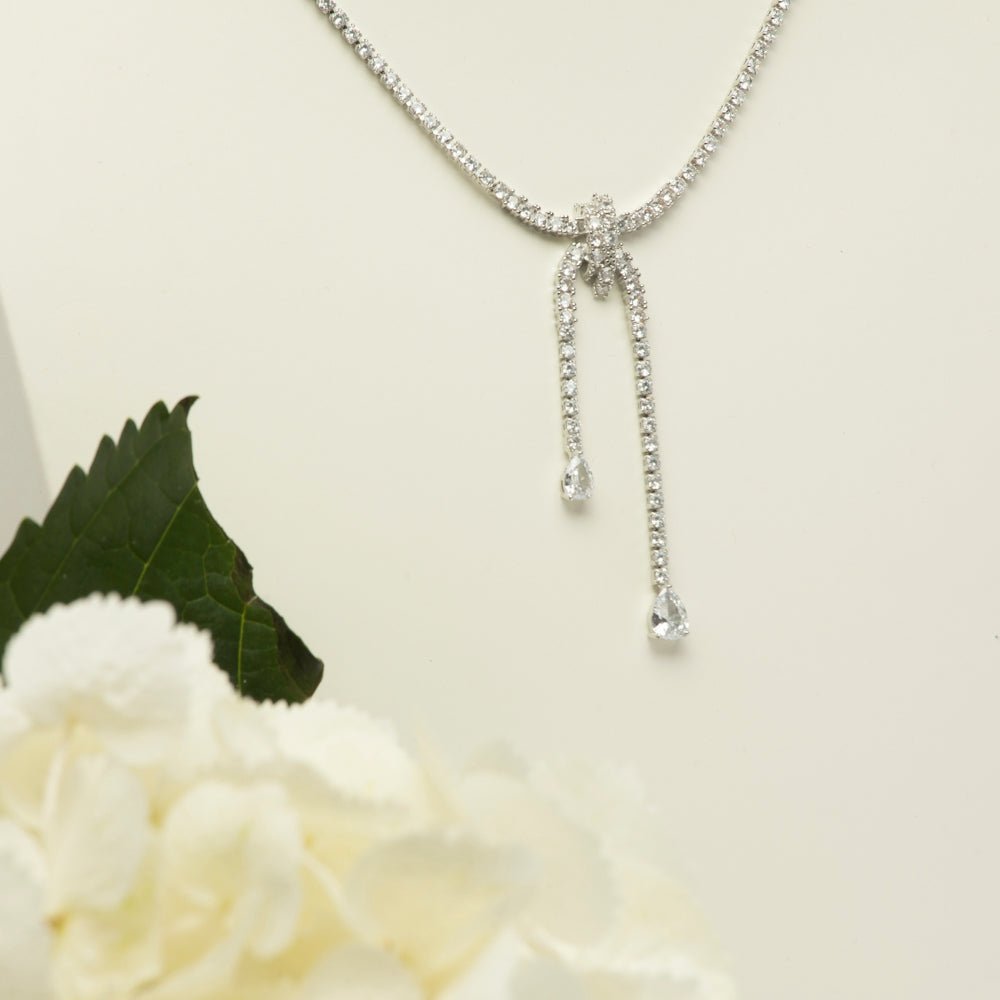 Collana in micro strass con effetto a nodo. - TreemmeCreazioni