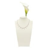 Collana in micro strass con perle applicate a goccia.