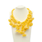 Collana in resina gialla con fiori.