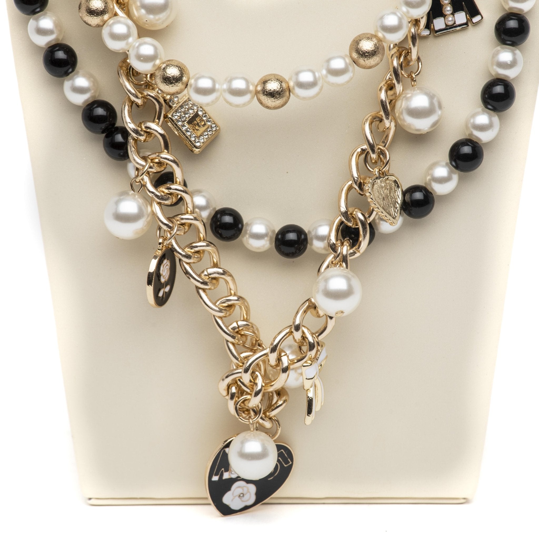 Collana multistrati con catena dorata e perle. - TreemmeCreazioni