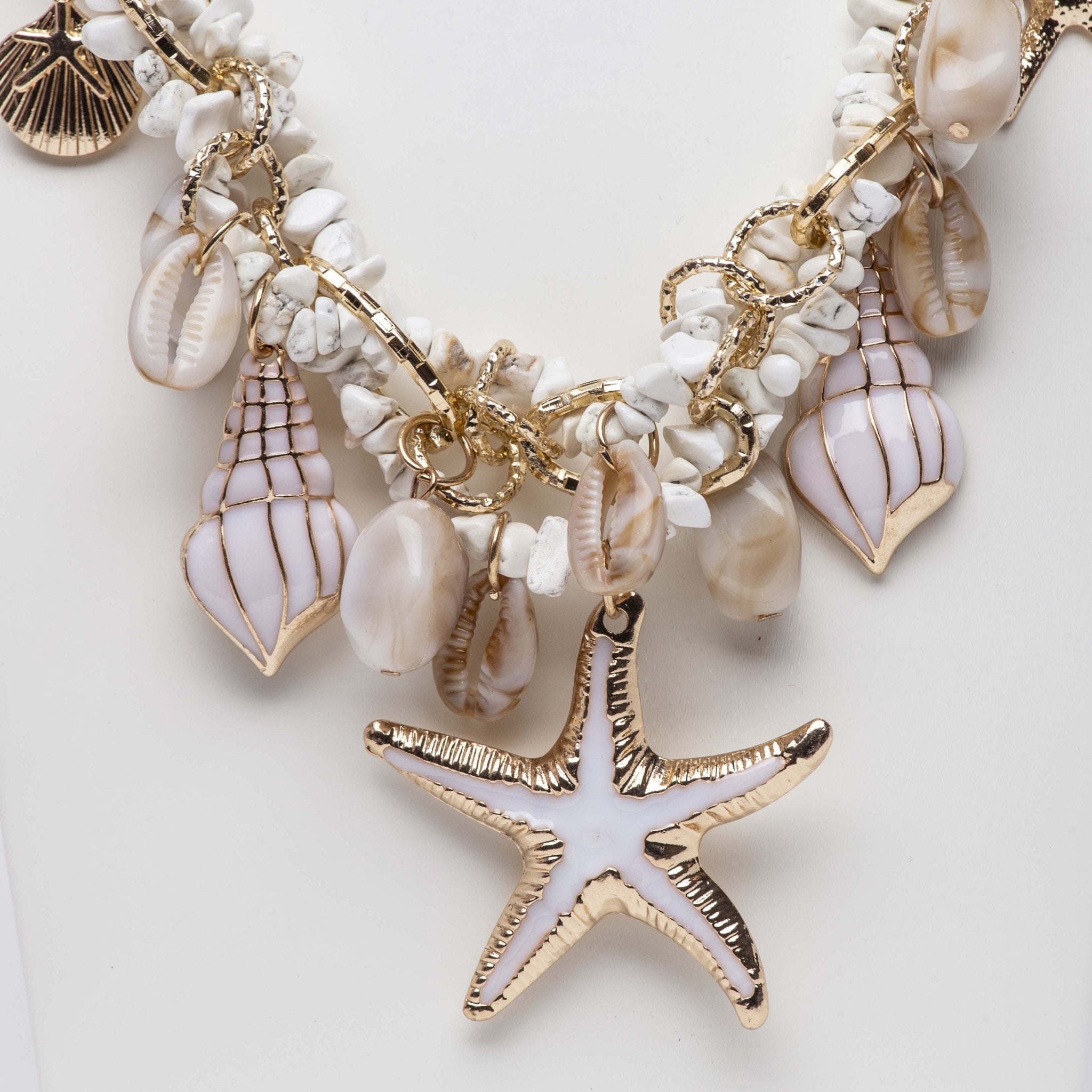 Collana oro e bianca con applicazioni e charms. - TreemmeCreazioni