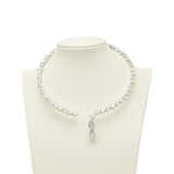 Collana rigida con cristalli e pendente a goccia.