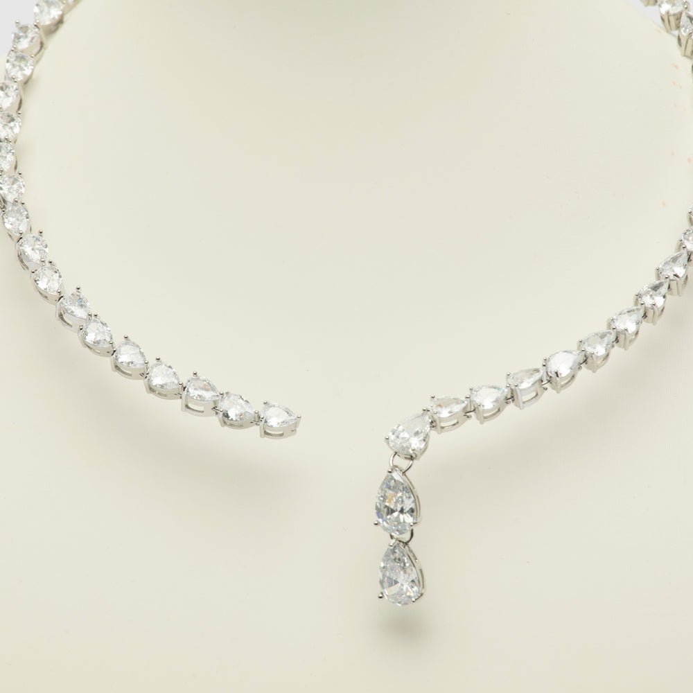 Collana rigida con cristalli e pendente a goccia. - TreemmeCreazioni