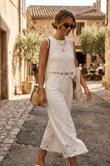 Completo blusa e pantalone in pizzo bianco.