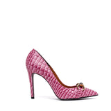 Décolleté in stampa cocco fuxia con accessorio.