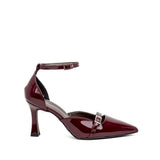 Décolleté in vernice bordeaux con cinturino.