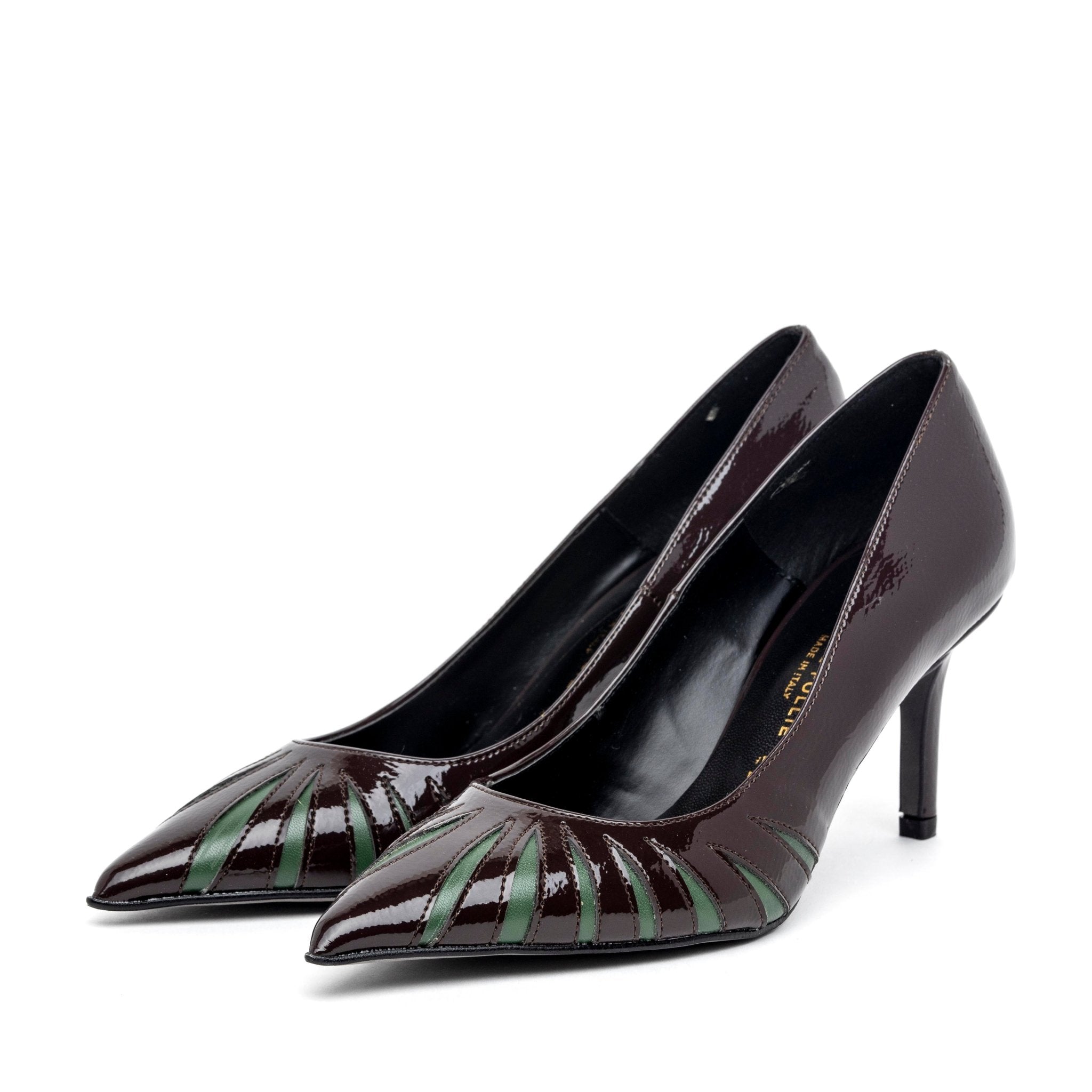 Décolleté in vernice cioccolato con intagli verdi. - TreemmeCreazioni