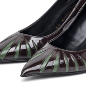 Décolleté in vernice cioccolato con intagli verdi. - TreemmeCreazioni