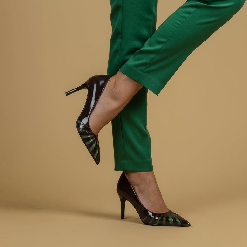 Décolleté in vernice cioccolato con intagli verdi. - TreemmeCreazioni