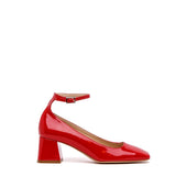 Décolleté in vernice rossa.