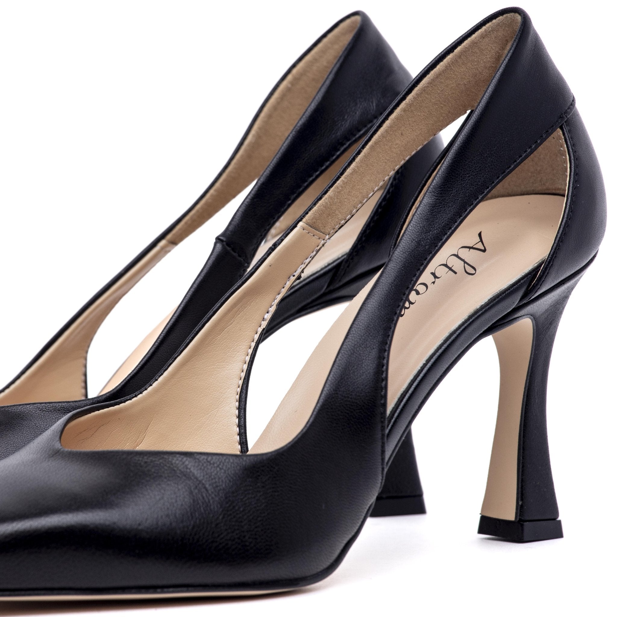 Décolleté in vitello nero con aperture laterali. - TreemmeCreazioni