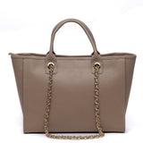 Maxi shopper in pelle color fango.