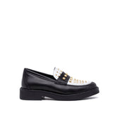 Mocassino bicolore bianco/nero con borchie.