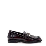 Mocassino bordeaux con frange e accessorio.