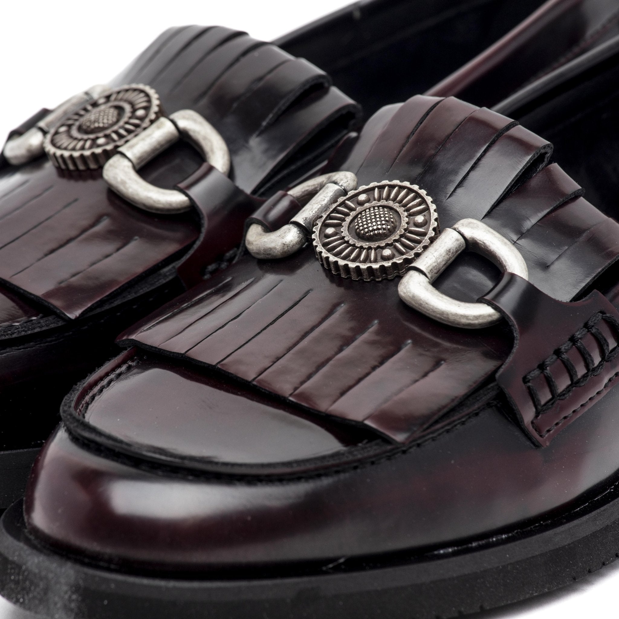 Mocassino bordeaux con frange e accessorio. - TreemmeCreazioni
