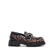 Mocassino combat con stampa maculata e accessorio.