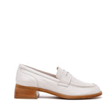 Mocassino in pelle verniciata off white con tacco.