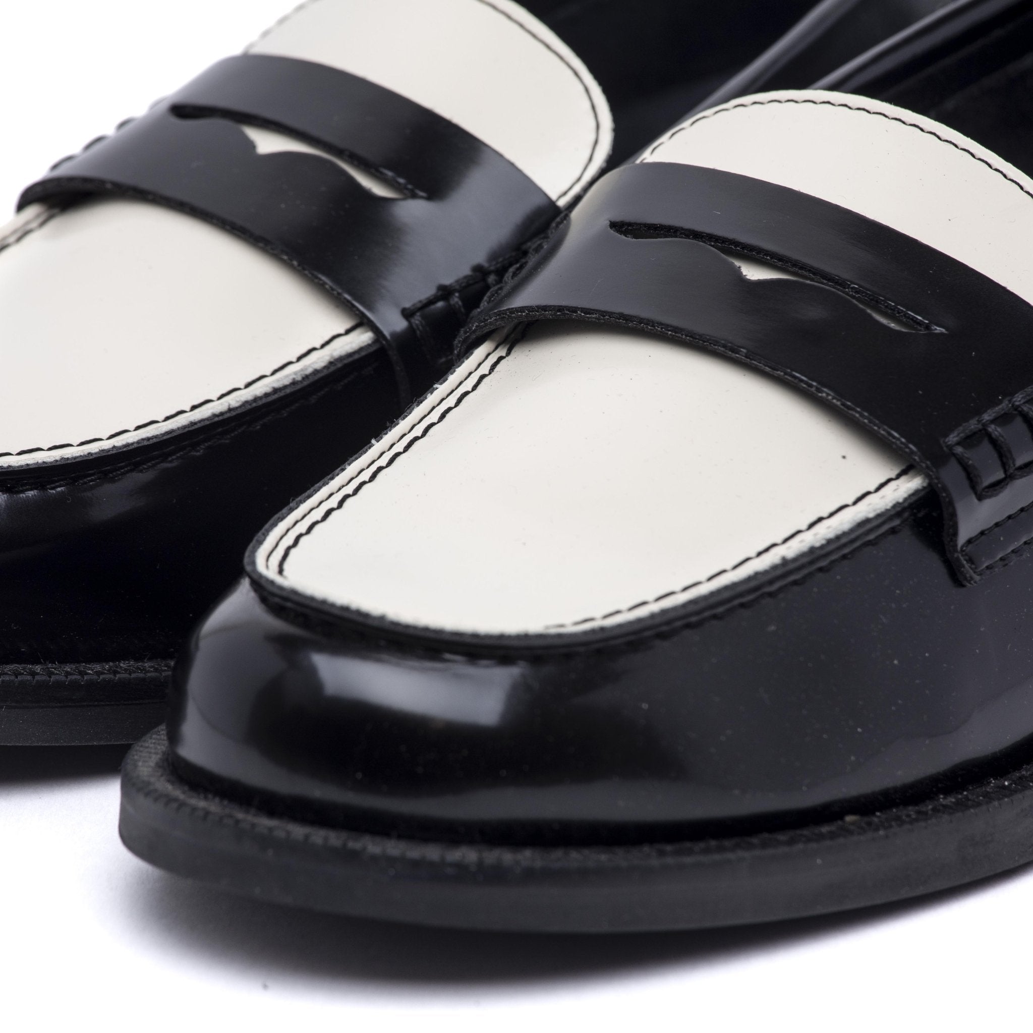 Mocassino in spazzolato bicolore beige/nero. - TreemmeCreazioni