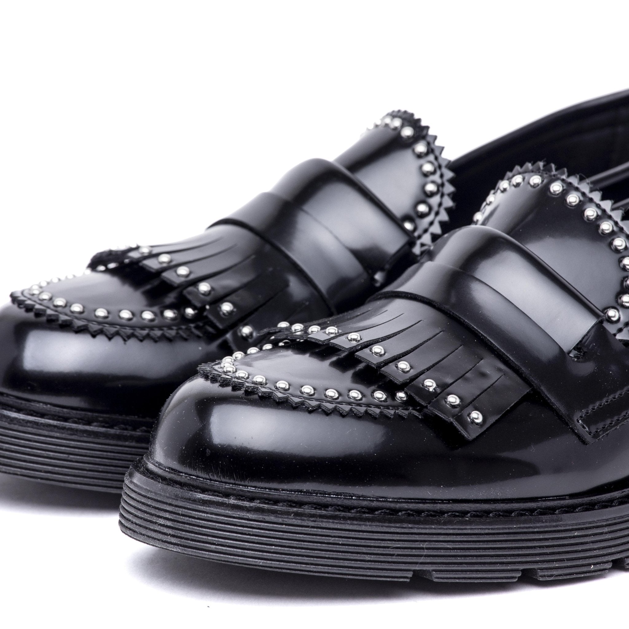 Mocassino in spazzolato nero con borchie e frange. - TreemmeCreazioni