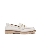 Mocassino in vanity bianco con borchie.