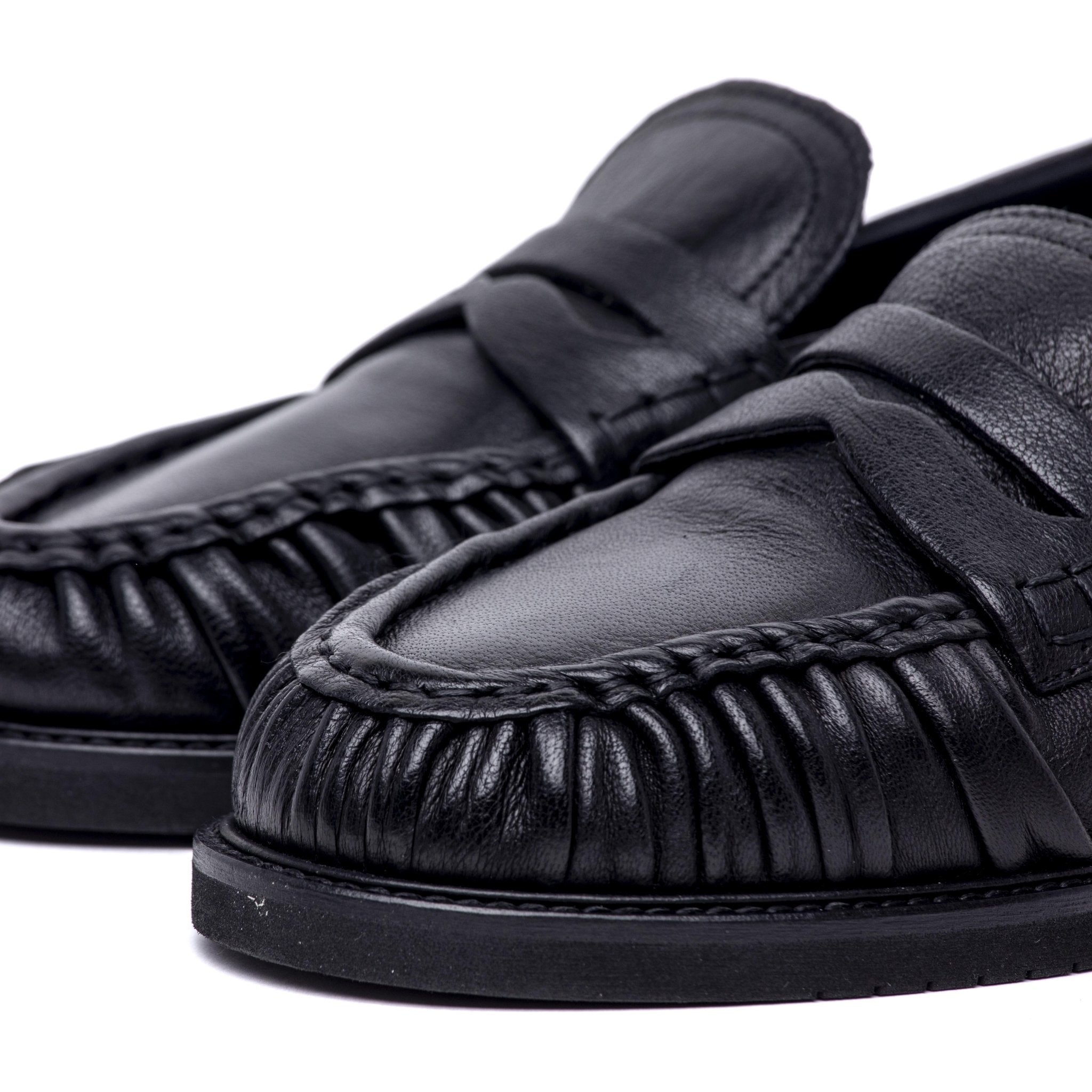 Mocassino in vitello nero con lavorazione a pinza. - TreemmeCreazioni