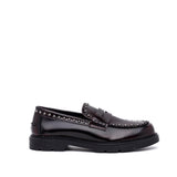 Mocassino spazzolato bordeaux con borchie.