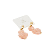 Orecchini pendenti con pietre rosa.