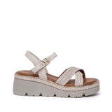 Sandalo beige incrociato con zeppa.