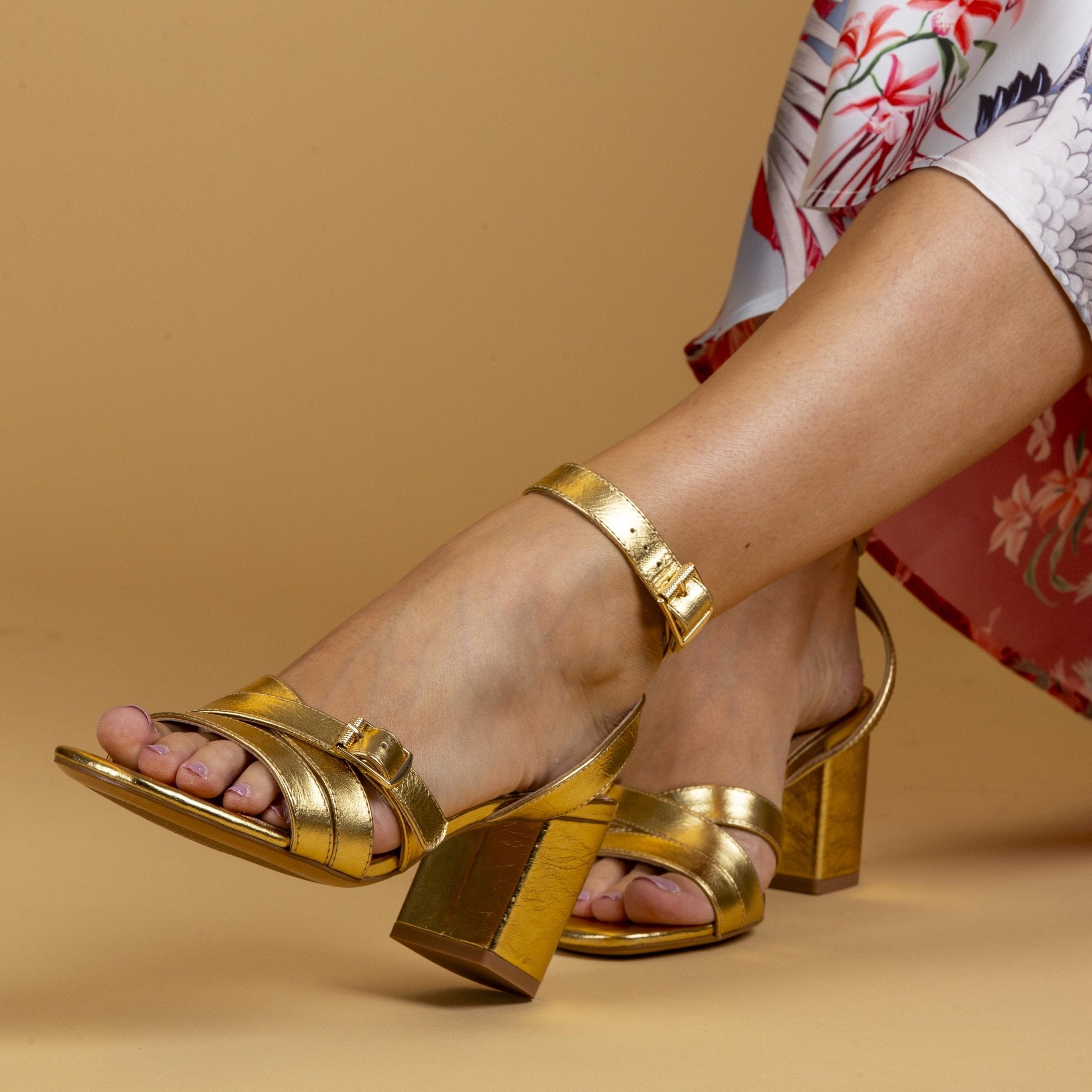 Sandalo in laminato oro con tacco. - TreemmeCreazioni