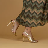 Sandalo in laminato oro con tacco.