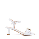 Sandalo in nappa con accessorio.