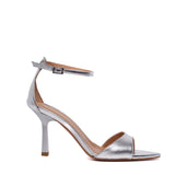 Sandalo in pelle laminata argento.