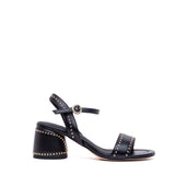 Sandalo in pelle nera con borchie oro.