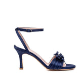 Sandalo elegante in raso blu con fiocchetti.