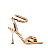Sandalo in specchio oro.