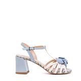 Sandalo in stile retro con fiore.