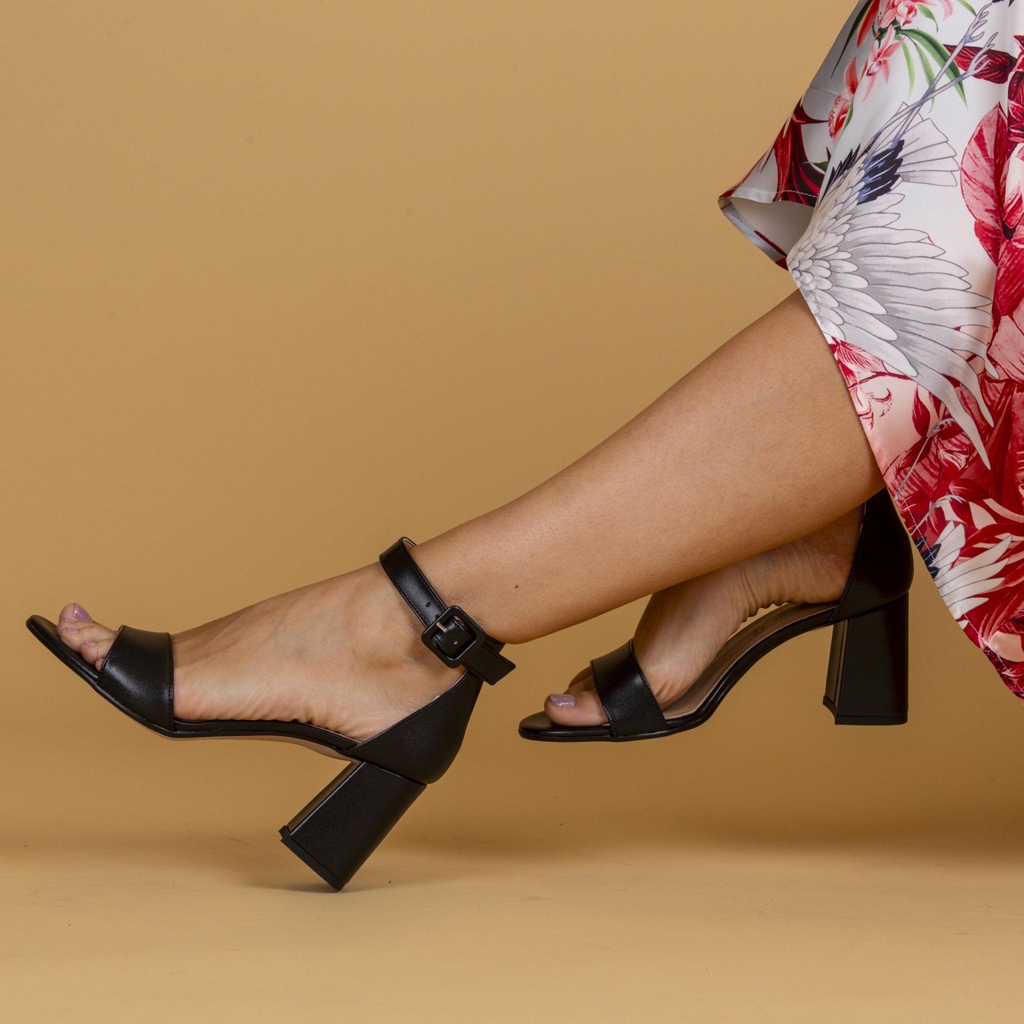 Sandalo nero con tacco