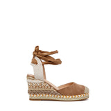 Sandalo zeppa in camoscio camel.