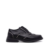 Scarpa Oxford in pelle nera con borchie.