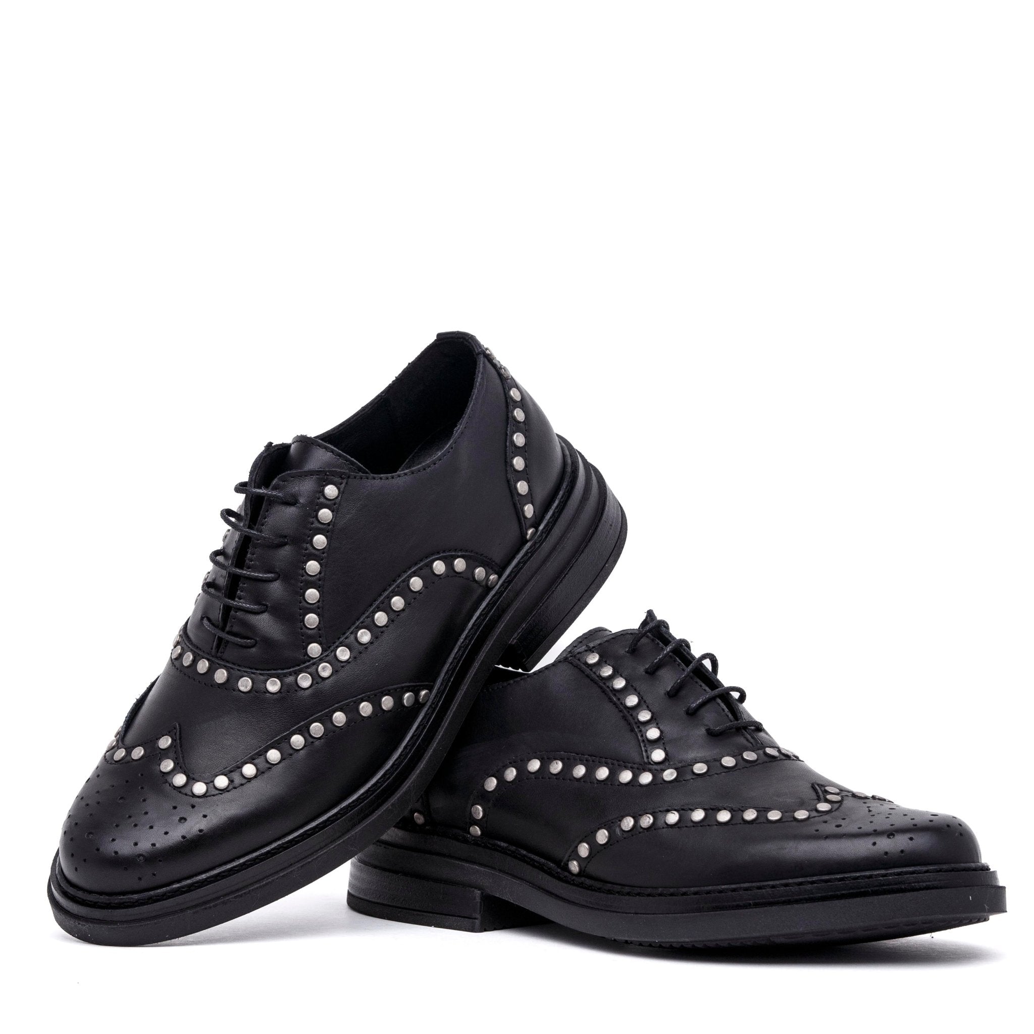 Scarpa Oxford in pelle nera con borchie