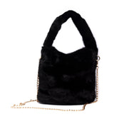 Shopper a mano in eco pelliccia.