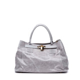 Shopper a mano in pelle verniciata color pietra.