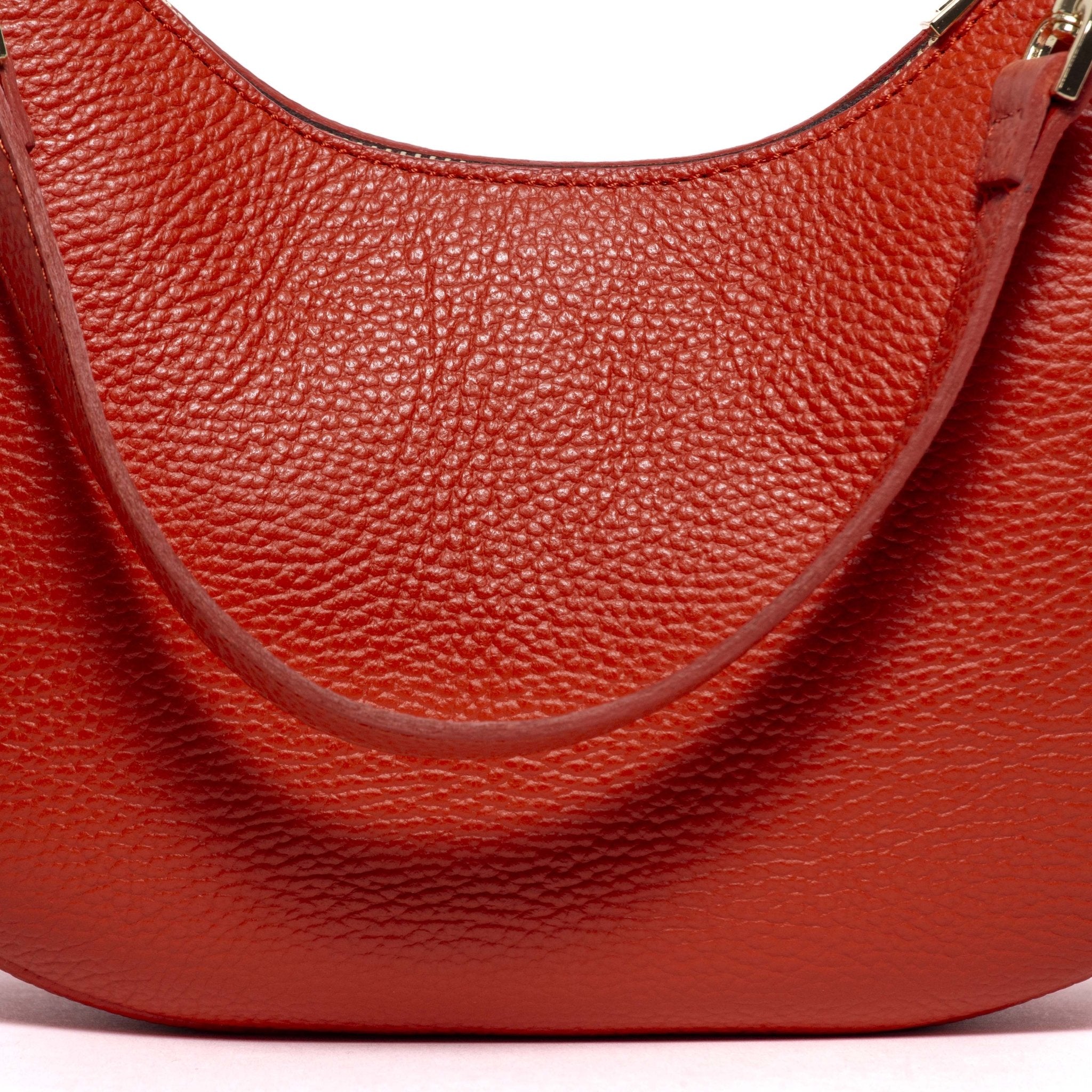 Shopper a mezza luna in pelle arancio. - TreemmeCreazioni