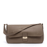 Shopper a spalla con forma a maxi babuette.