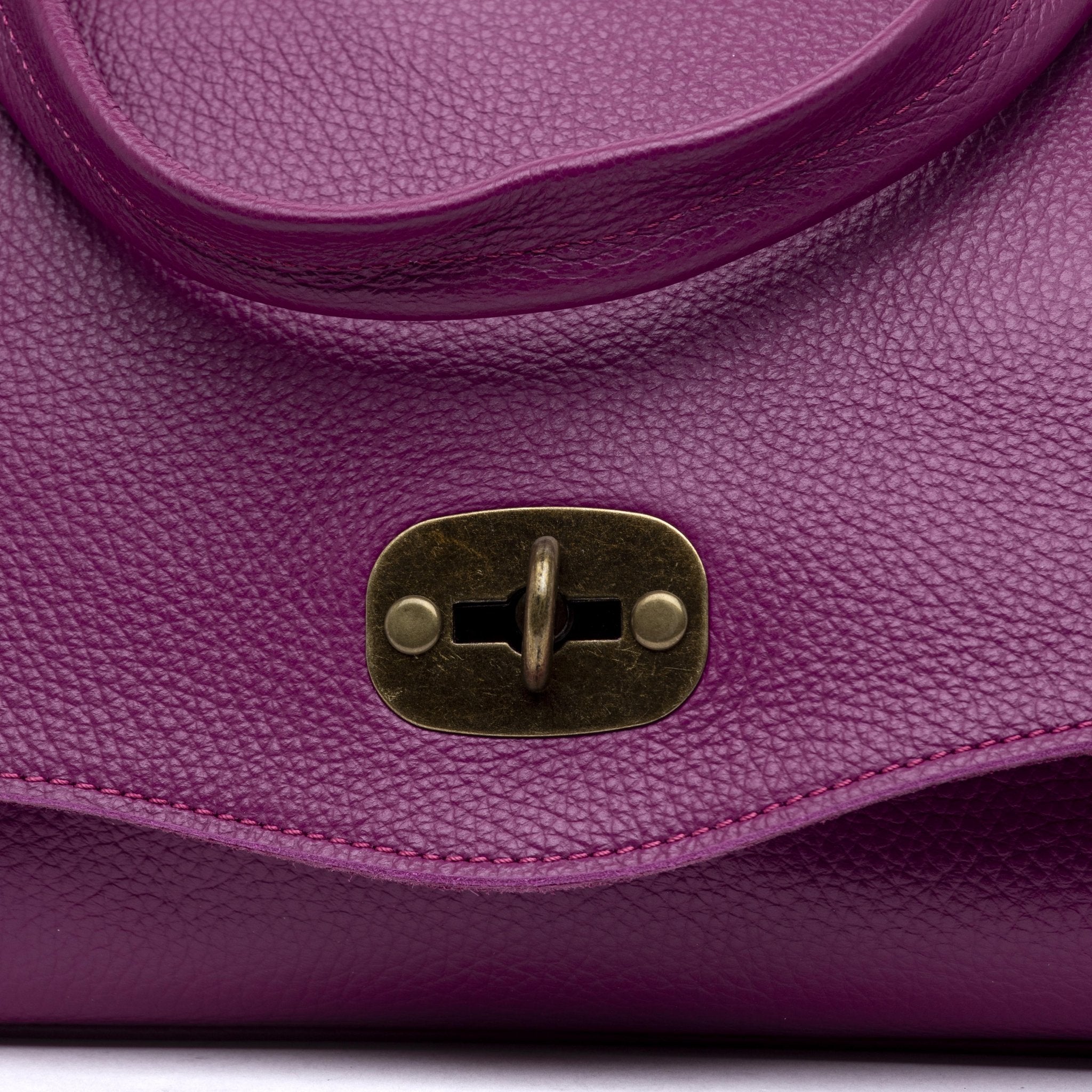 Shopper modello postina in pelle magenta. - TreemmeCreazioni