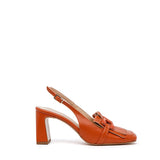 Slingback arancio con accessorio e frangia.