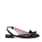 Slingback bassa in pelle nera con rouches.
