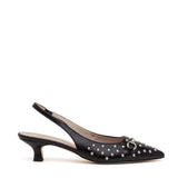 Slingback borchiata con tacco basso.
